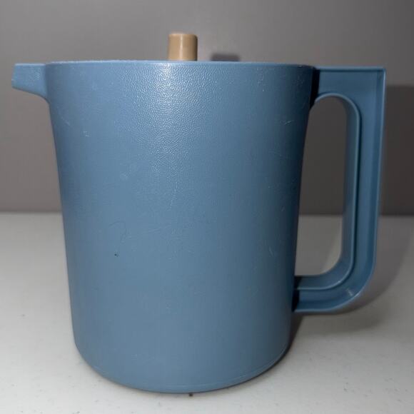 Tupperware Vintage Blue 1.5 Quart Pitcher #1575 Push Button Lid Made in U.S.A. - Picture 1 of 10